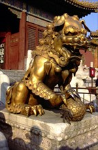 La Cité Interdite, lion de bronze devant la porte Qianqing