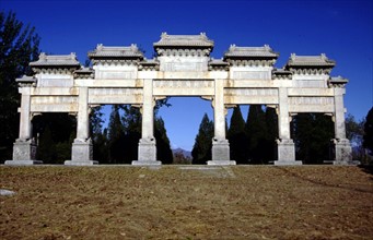Tombeaux des Ming, Portique de pierre