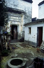 Toit d'une maison dans un vieux village