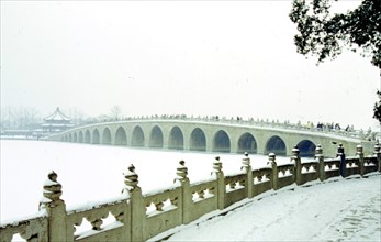 Le Palais d'Eté, le Pont à dix-sept Arches sous la neige