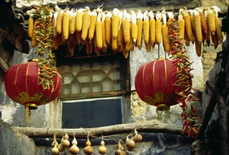 Fenêtre décorée de lanternes et d'épis de maïs, dans le village de Chuandixia