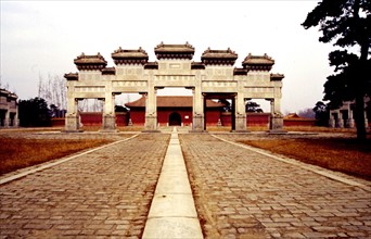 Tombeaux Qing de l'Est, portique