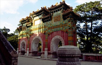 Parc des Collines Parfumées, portique devant le Temple Lumineux