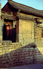 Village de pierre de la famille Yu, mur et porte donnant sur la cour