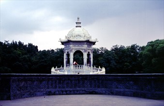 Les ruines de Yuanmingyuan, pavillon dans le jardin