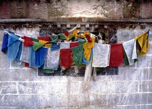 Pièces de tissus au monastère de Jokhong, émaillées de textes sacrés