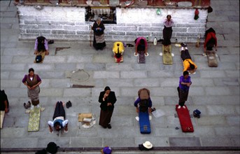 Les fidèles en adoration devant le monastère de Jokhong, à Lhassa
