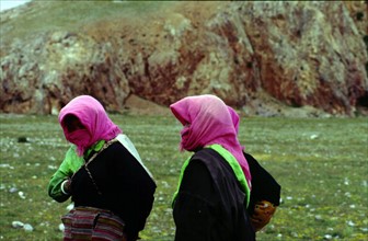 Femmes tibétaines près du lac sacré de Nam Co