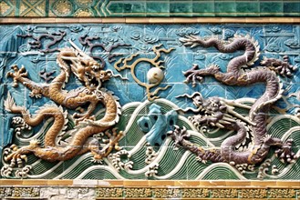 Parc de Beihai, mur des Neuf Dragons, décor de dragons sur tuiles vernissées