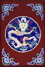 Mont Wutai, décor de dragon sur une porte