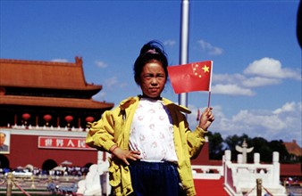 Fillette posant sur la place Tian'anmen