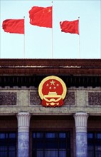 Le drapeau et l'emblème nationaux chinois ornent le Grand Hall du Peuple