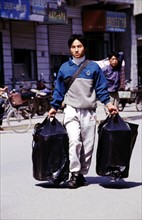 Un homme portant deux sacs