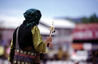 Fidèle priant devant le monastère de Jokhong, à  Lhassa