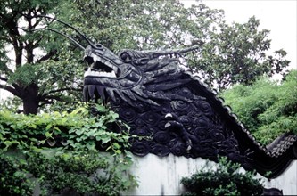 Mur de dragon dans le jardin Yu