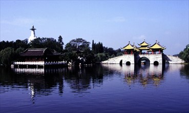 Lac Shouxi, Lac Slend West, Pont des Cinq pavillons, pagode blanche