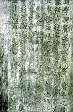 Idéogrammes chinois gravés dans la pierre