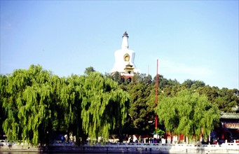 Pagode blanche sur l'île de Qiong, dans le parc de Beihai