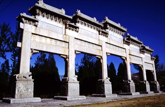 Tombeaux de la dynastie Ming, les 13 mausolées Ming, portique de pierre