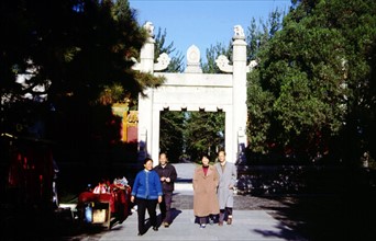 Tombeaux de la dynastie Ming, les 13 mausolées Ming, Longfengmen (Porte du dragon et du Phénix)