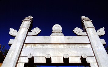 Tombeaux de la dynastie Ming, les 13 mausolées Ming, Longfengmen (porte du Dragon et du Phénix)