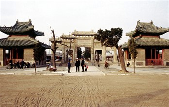 Portique du cimetière de la famille Kong