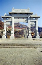 Mount Taishan, Nan Tian Men (Southern Heavenly Gate), stone archway