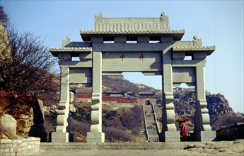 Mont Taishan, Rue Céleste, portique de pierre