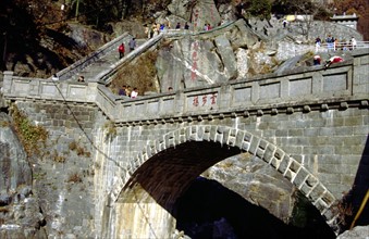 Mont Taishan, Nan Tian Men (Porte Céleste du Sud), pont Yunbu