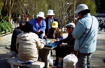 Chinois en train de jouer aux cartes dans le parc