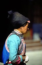 Femme en costume traditionnel