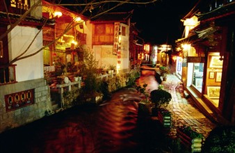 Vue nocturne de la vieille ville de Lijiang