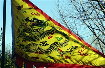 Parc de Beihai, drapeau orné d'un motif représentant un dragon