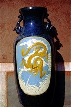Parc de Beihai, récipient en porcelaine orné d'un motif représentant un dragon