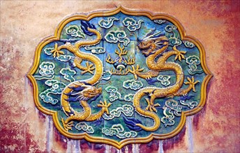 Cité interdite, motif représentant un dragon sculpté sur un panneau