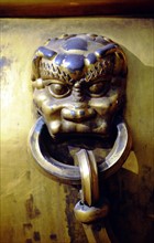 La Cité Interdite (le Palais impérial des dynasties Ming et Qing), dragon sculpté ornant une jarre