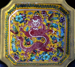 Motif sur porcelaine représentant un dragon