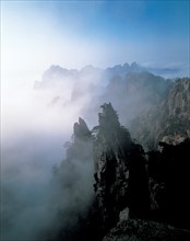 Le sommet à double-tranchant, dans la montagne Huangshan, province de l' Anhui , Chine
