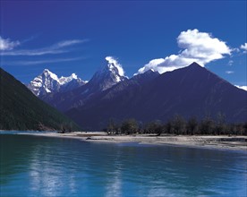 La rivière Brahmaputra au Tibet, Chine
