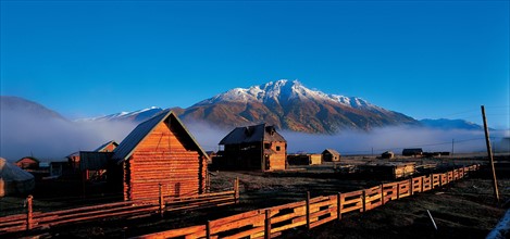 Maisons en bois, Comté Burqin, province du Xinjiang, Chine