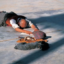 Prosternation, Lhasa, Tibet, Chine