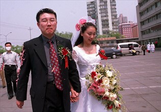 Pneumonie atypique. Malgré l'épidémie, un mariage à Beijing. Mai 2003.