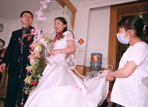 Pneumonie atypique. Malgré l'épidémie, un mariage à Beijing. Mai 2003.