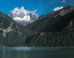 Lac au creux de montagnes, Chine