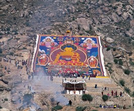 Le rouleau de Bouddha déroulé au soleil, monastère de Drepung, Chine