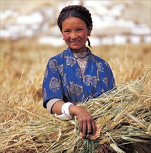 Femme à la campagne, Zang, Tibet, Chine