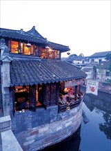 Restaurant au bord d'une rivière, Chine