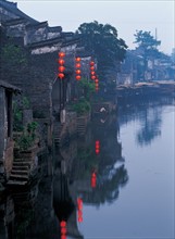 Maisons décorées au bord d'une rivière, Chine