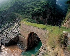 Pont de la ville de Wuqi, dans la gorge de Wu, une des Trois Gorges du fleuve Changjiang, Chine