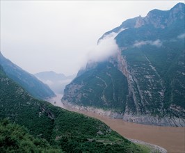 Le sommet du Mont Shennu dans la gorge de Wu, une des Trois Gorges du fleuve Changjiang, Chine